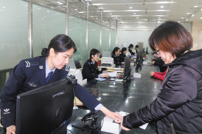 出入境窗口的17朵警花 以微笑與專業(yè)守護(hù)國門第一線